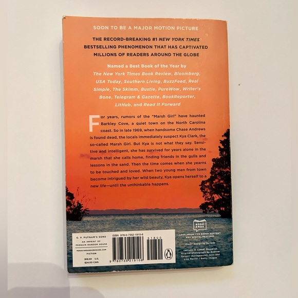 Where The Crawdads Sing by Delia Owens. Paperback book - Picture 2 of 4